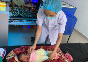 Cấp cứu thành công thai phụ nhập viện trong tình trạng nửa dưới thai nhi lọt ra ngoài