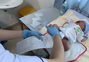 Lấy máu gót chân-sàng lọc quan trọng khi bé chào đời