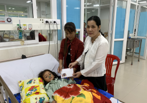 TRAO TIỀN CỦA NHỮNG NHÀ HẢO TÂM ĐẾN CHÁU BÉ 5 TUỔI NGUY KỊCH VÌ BỊ VIÊM MÀNG NÃO NẶNG (TH04)