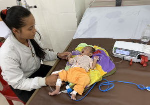 CHÁU BÉ 4 THÁNG TUỔI BỊ SUY DINH DƯỠNG, VIÊM PHỔI NẶNG CẦN SỰ GIÚP ĐỠ