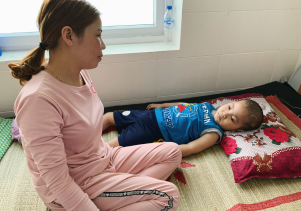 Hoàn cảnh khó khăn của bé trai 6 tuổi trải qua 8 lần mổ vì não úng thủy