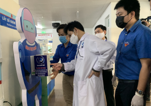 Tỉnh đoàn tặng máy rửa tay sát khuẩn tự động cho Bệnh viện Sản-Nhi tỉnh