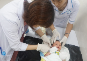 LƯU Ý KHI BẤM LỖ TAI “LÀM ĐẸP” CHO TRẺ SƠ SINH