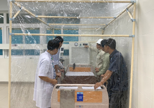 Trao tặng buồng áp âm điều trị bệnh truyền nhiễm cho Bệnh viện Sản- Nhi tỉnh