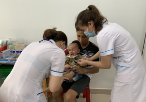 Phát hiện sớm và chăm sóc trẻ bị bệnh tay chân miệng
