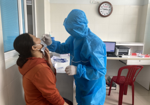 Test nhanh kháng nguyên Covid-19 tại Bệnh viện Sản-Nhi tỉnh