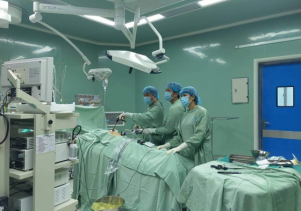 Phẫu thuật thành công cho bé gái 8 tuổi không có hậu môn