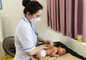 TẮM BÉ SƠ SINH BẰNG NƯỚC LÁ THẢO DƯỢC TẠI BỆNH VIỆN SẢN NHI QUẢNG NGÃI.