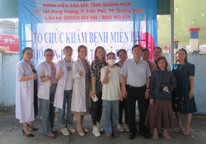Đoàn Bác sĩ Bệnh viện Sản Nhi tỉnh khám bệnh miễn phí tại thị xã Đức Phổ.