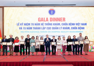 LỄ TRAO CHỨNG NHẬN GIẢI THƯỞNG POSTER QUỐC GIA  “ĐỀ ÁN CẢI TIẾN CHẤT LƯỢNG BỆNH VIỆN” TẠI  DIỄN ĐÀN QUỐC GIA CHẤT LƯỢNG BỆNH VIỆN LẦN THỨ V