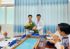 Trao Quyết định bổ nhiệm Phó Trưởng Khoa Sàng lọc, chẩn đoán và Điều trị trước sinh.
