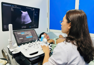 Bác sĩ Bệnh viện Sản – Nhi tỉnh kịp thời phát hiện và chuyển viện thai phụ cấp cứu từ Lý Sơn vào đất liền