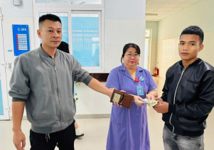 Nhân viên y tế trả lại ví chứa tiền và giấy tờ cho bệnh nhân đánh rơi