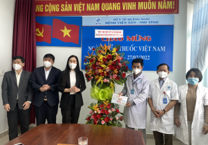 Bí thư Tỉnh ủy Bùi Thị Quỳnh Vân thăm, chúc mừng cán bộ, y bác sỹ và nhân viên Bệnh viện Sản Nhi tỉnh.