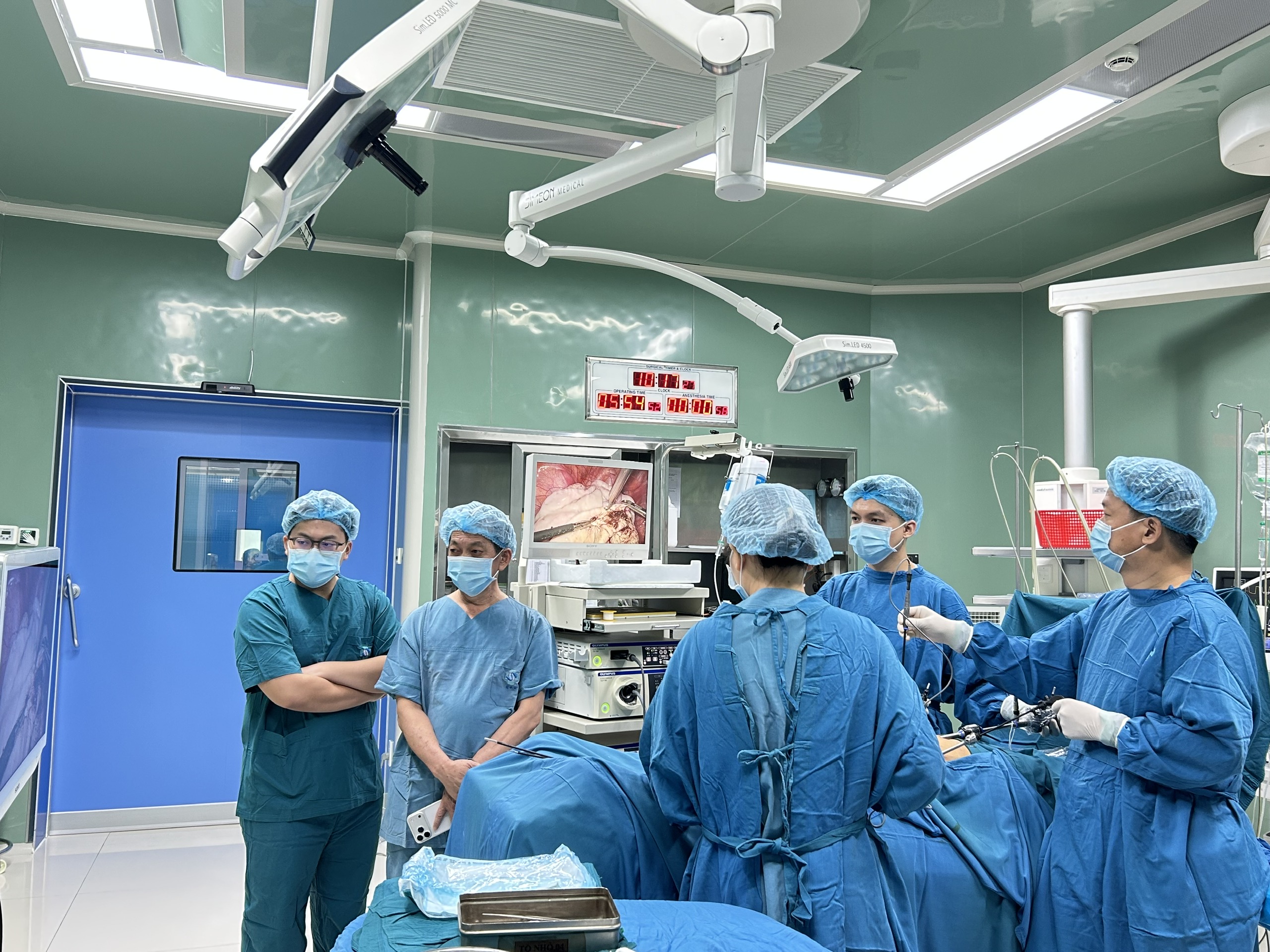 Ca phẫu thuật có sự tham gia theo dõi, hỗ trợ chuyên môn của ThS.BS.CKII Lê Cao Tuấn - Phó Giám đốc Bệnh viện Sản - Nhi tỉnh Quảng Ngãi, phụ trách hệ Sản