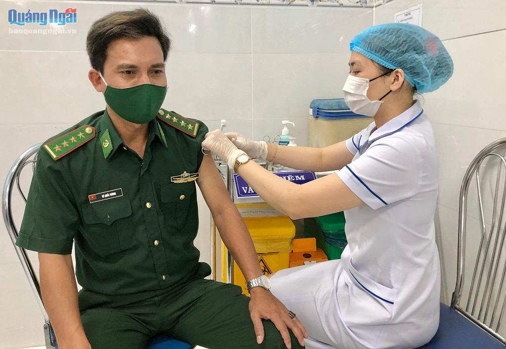 Trong đợt 1, Quảng Ngãi đã hoàn thành tiêm vắc xin Covid-19 cho 8.623 người thuộc diện ưu tiên theo quy định